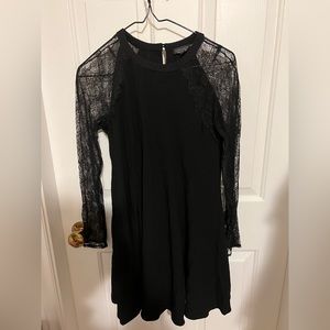 Woman’s lace sleeves party dress